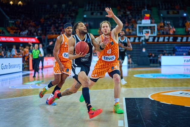 Zweikampf, Duell zwischen Devante Jones (Dolomiti Energia Trento, 03) und Christian Sengfelder (ratiopharm ulm, 43) GER, ratiopharm ulm vs. Dolomiti Energia Trento, Basketball, 9. Spieltag, BKT EuroCup, Spielzeit 2025 2026, 04.12.2025 GER, ratiopharm ulm vs. Dolomiti Energia Trento, Basketball, 9. Spieltag, BKT EuroCup, Spielzeit 2025 2026, 04.12.2025 Neu-Ulm Copyright: xEibner-Pressefoto GeraldxOelze-dexStoppanyx EP_ODS