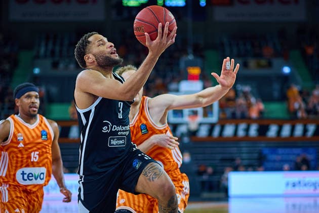 Zweikampf, Duell zwischen Devante Jones (Dolomiti Energia Trento, 03) und Christian Sengfelder (ratiopharm ulm, 43) GER, ratiopharm ulm vs. Dolomiti Energia Trento, Basketball, 9. Spieltag, BKT EuroCup, Spielzeit 2025 2026, 04.12.2025 GER, ratiopharm ulm vs. Dolomiti Energia Trento, Basketball, 9. Spieltag, BKT EuroCup, Spielzeit 2025 2026, 04.12.2025 Neu-Ulm Copyright: xEibner-Pressefoto GeraldxOelze-dexStoppanyx EP_ODS