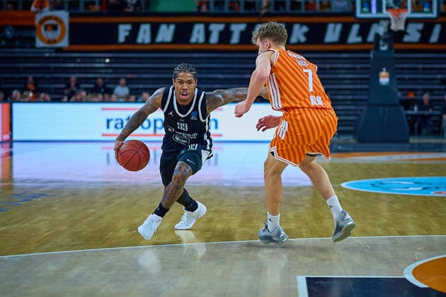 Zweikampf, Duell zwischen Khalif Battle (Dolomiti Energia Trento, 99) und Tobias Jensen (ratiopharm ulm, 07) GER, ratiopharm ulm vs. Dolomiti Energia Trento, Basketball, 9. Spieltag, BKT EuroCup, Spielzeit 2025 2026, 04.12.2025 GER, ratiopharm ulm vs. Dolomiti Energia Trento, Basketball, 9. Spieltag, BKT EuroCup, Spielzeit 2025 2026, 04.12.2025 Neu-Ulm Copyright: xEibner-Pressefoto GeraldxOelze-dexStoppanyx EP_ODS