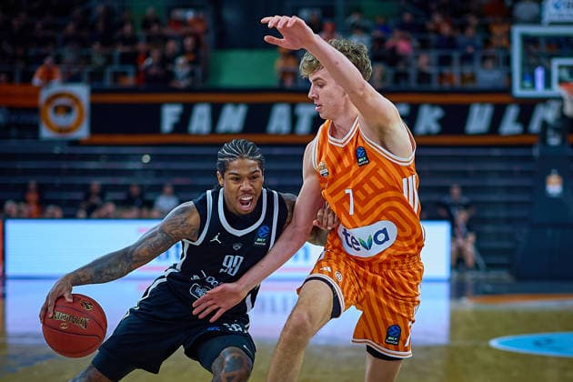 Zweikampf, Duell zwischen Khalif Battle (Dolomiti Energia Trento, 99) und Tobias Jensen (ratiopharm ulm, 07) GER, ratiopharm ulm vs. Dolomiti Energia Trento, Basketball, 9. Spieltag, BKT EuroCup, Spielzeit 2025 2026, 04.12.2025 GER, ratiopharm ulm vs. Dolomiti Energia Trento, Basketball, 9. Spieltag, BKT EuroCup, Spielzeit 2025 2026, 04.12.2025 Neu-Ulm Copyright: xEibner-Pressefoto GeraldxOelze-dexStoppanyx EP_ODS