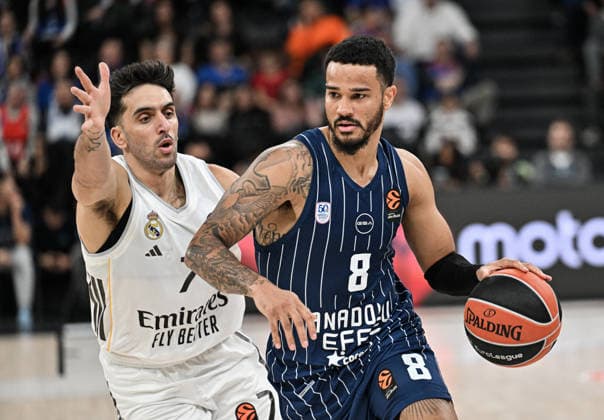 Anadolu Efes v Real Madrid - EuroLeague ISTANBUL, TURKIYE - DECEMBER 4: Nick Weiler-Babb (8) of Anadolu Efes in action against Facundo Campazzo (8) of Real Madrid during EuroLeague week 14 basketball match between Anadolu Efes and Real Madrid at Basketball Development Center in Istanbul, Turkiye on December 4, 2025. Elif Ozturk Anadolu Istanbul Turkey. Editorial use only. Please get in touch for any other usage.  Copyright: x2025xAnadoluxElifxOzturkx