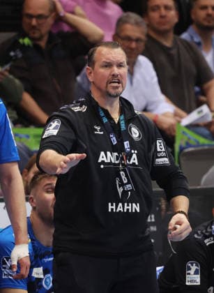 Stuttgart , Handball Daikin HBL Bundesliga TVB Stuttgart vs. HSG Wetzlar , Trainer Misha Kaufmann ( TVB )
