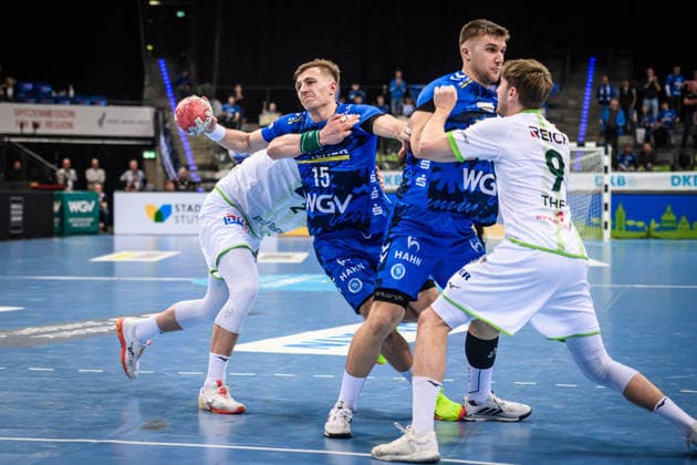 vl.: Nikola Grahovac (HSG Wetzlar, 02), Simone Mengon (TVB Stuttgart, 15), Gianfranco Pribetic (TVB Stuttgart, 09), Niklas Theiss (HSG Wetzlar, 09) GER, TVB 1898 Stuttgart - HSG Wetzlar, DAIKIN HBL, Handball, Bundesliga, 11. Spieltag, Spielzeit 2025 2026, 04.12.2025 GER, TVB 1898 Stuttgart - HSG Wetzlar, DAIKIN HBL, Handball, Bundesliga, 11. Spieltag, Spielzeit 2025 2026, 04.12.2025 Stuttgart Copyright: xSandyxDinkelackerx EP_SDR