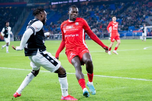 04 12 2025, Basel, St. Jakob-Park, Swiss Cup: FC Grand-Saconnex - FC Basel, Passi Mafuta Gabriel (14 Grand-Saconnex) against BÃ nie TraorÃ (11 Basel) Basel St. Jakob-Park Basel Switzerland Copyright: xJustPictures.ch PascalxvonxBürenx jp-en-PaVoB-_PVB4737-1