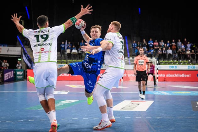 Simone Mengon (TVB Stuttgart, 15) zwischen Philipp Ahouansou (HSG Wetzlar, 19), li. und Nikola Grahovac (HSG Wetzlar, 02), re. GER, TVB 1898 Stuttgart - HSG Wetzlar, DAIKIN HBL, Handball, Bundesliga, 11. Spieltag, Spielzeit 2025 2026, 04.12.2025 GER, TVB 1898 Stuttgart - HSG Wetzlar, DAIKIN HBL, Handball, Bundesliga, 11. Spieltag, Spielzeit 2025 2026, 04.12.2025 Stuttgart Copyright: xSandyxDinkelackerx EP_SDR