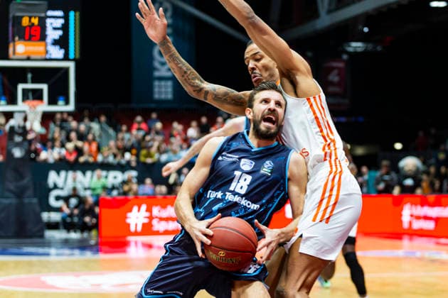 04.12.2025, xomx, Basketball EuroCup, Niners Chemnitz - Turk Telekom v.l. DOGUS OZDEMIROGLU (Turk Telekom Ankara) am Ball im Zweikampf mit Kevin Yebo (Niners Chemnitz) Chemnitz
