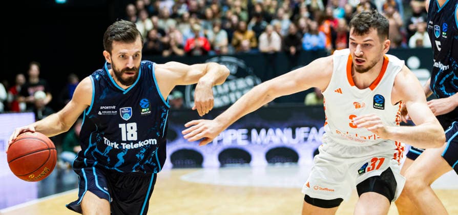 04.12.2025, xomx, Basketball EuroCup, Niners Chemnitz - Turk Telekom v.l. DOGUS OZDEMIROGLU (Turk Telekom Ankara) am Ball im Zweikampf mit Robbie Beran (Niners Chemnitz) Chemnitz