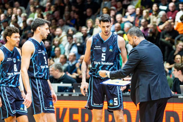 04.12.2025, xomx, Basketball EuroCup, Niners Chemnitz - Turk Telekom v.l. ERDEM CAN (Turk Telekom Ankara Head Coach), EMIRCAN KOSUT (Turk Telekom Ankara) Chemnitz