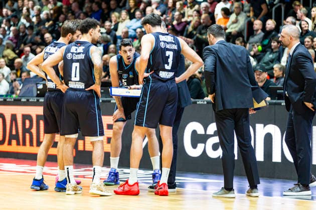 04.12.2025, xomx, Basketball EuroCup, Niners Chemnitz - Turk Telekom v.l. Spielerkreis, Mannschaftskreis, Abklatschen. +18+, MICHAEL JADEN DEVOE (Turk Telekom Ankara), BERKAN DURMAZ (Turk Telekom Ankara), EMIRCAN KOSUT (Turk Telekom Ankara), ERDEM CAN (Turk Telekom Ankara Head Coach) Chemnitz