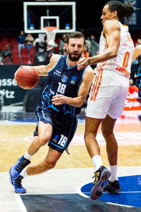 04.12.2025, xomx, Basketball EuroCup, Niners Chemnitz - Turk Telekom v.l. DOGUS OZDEMIROGLU (Turk Telekom Ankara) am Ball im Zweikampf mit Kevin Yebo (Niners Chemnitz) Chemnitz