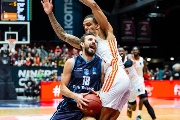 04.12.2025, xomx, Basketball EuroCup, Niners Chemnitz - Turk Telekom v.l. DOGUS OZDEMIROGLU (Turk Telekom Ankara) am Ball im Zweikampf mit Kevin Yebo (Niners Chemnitz) Chemnitz