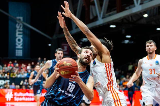 04.12.2025, xomx, Basketball EuroCup, Niners Chemnitz - Turk Telekom v.l. DOGUS OZDEMIROGLU (Turk Telekom Ankara) am Ball im Zweikampf mit Kevin Yebo (Niners Chemnitz) Chemnitz