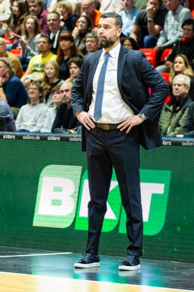 04.12.2025, xomx, Basketball EuroCup, Niners Chemnitz - Turk Telekom v.l. ERDEM CAN (Turk Telekom Ankara Head Coach) Chemnitz