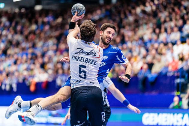 v.l. Niclas Kirkelokke (SG Flensburg-Handewitt, 05), Tim Suton (TBV Lemgo Lippe, 23) GER, TBV Lemgo Lippe vs. SG Flensburg-Handewitt, Handball, 1. Bundesliga, 15. Spieltag, Spielzeit 2025 2026, 04.12.2025 GER, TBV Lemgo Lippe vs. SG Flensburg-Handewitt, Handball, 1. Bundesliga, 15. Spieltag, Spielzeit 2025 2026, 04.12.2025 Lemgo Copyright: xEibner-Pressefoto JanxRollingerx EP_JSK
