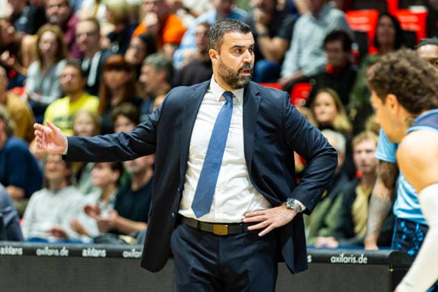 04.12.2025, xomx, Basketball EuroCup, Niners Chemnitz - Turk Telekom v.l. ERDEM CAN (Turk Telekom Ankara Head Coach) Chemnitz