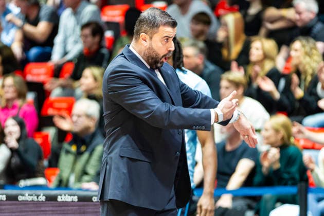 04.12.2025, xomx, Basketball EuroCup, Niners Chemnitz - Turk Telekom v.l. ERDEM CAN (Turk Telekom Ankara Head Coach) Chemnitz