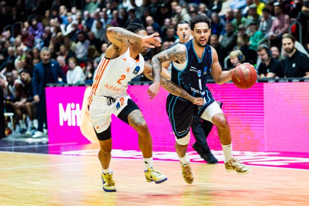 04.12.2025, xomx, Basketball EuroCup, Niners Chemnitz - Turk Telekom v.l. Nike Sibande (Niners Chemnitz) und MICHAEL JADEN DEVOE (Turk Telekom Ankara) im Zweikampf am Ball. Chemnitz