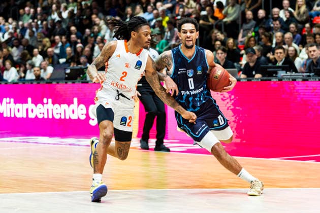 04.12.2025, xomx, Basketball EuroCup, Niners Chemnitz - Turk Telekom v.l. Nike Sibande (Niners Chemnitz) und MICHAEL JADEN DEVOE (Turk Telekom Ankara) im Zweikampf am Ball. Chemnitz
