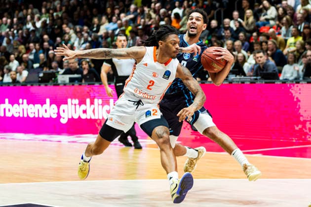 04.12.2025, xomx, Basketball EuroCup, Niners Chemnitz - Turk Telekom v.l. Nike Sibande (Niners Chemnitz) und MICHAEL JADEN DEVOE (Turk Telekom Ankara) im Zweikampf am Ball. Chemnitz