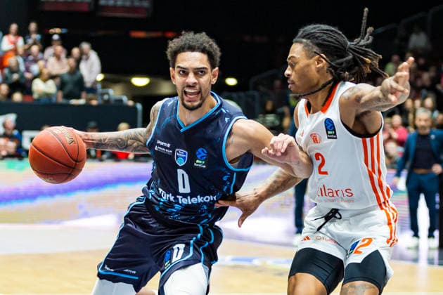 04.12.2025, xomx, Basketball EuroCup, Niners Chemnitz - Turk Telekom v.l. MICHAEL JADEN DEVOE (Turk Telekom Ankara) und Nike Sibande (Niners Chemnitz) im Zweikampf am Ball. Chemnitz