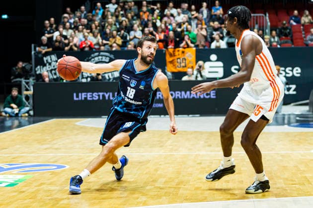 04.12.2025, xomx, Basketball EuroCup, Niners Chemnitz - Turk Telekom v.l. DOGUS OZDEMIROGLU (Turk Telekom Ankara) am Ball im Zweikampf mit Tyron Brewer (Niners Chemnitz) Chemnitz