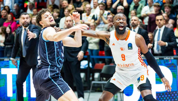 04.12.2025, xomx, Basketball EuroCup, Niners Chemnitz - Turk Telekom v.l. John Newman III (Niners Chemnitz) schreit. UROS TRIFUNOVIC (Turk Telekom Ankara) Chemnitz