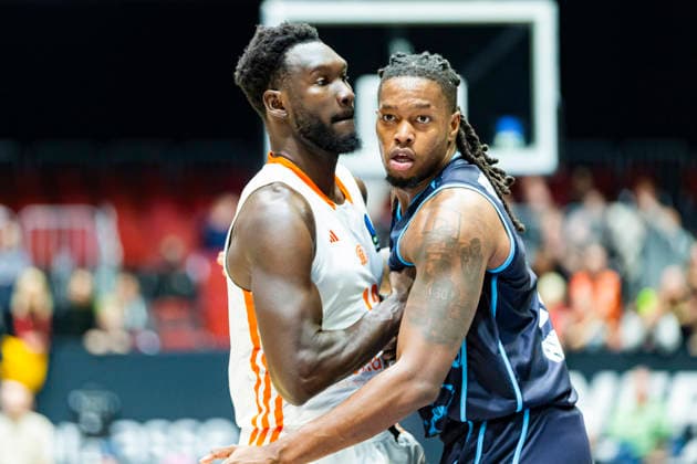 04.12.2025, xomx, Basketball EuroCup, Niners Chemnitz - Turk Telekom v.l. Amadou Sow (Niners Chemnitz) und KRIS BANKSTON (Turk Telekom Ankara) Chemnitz