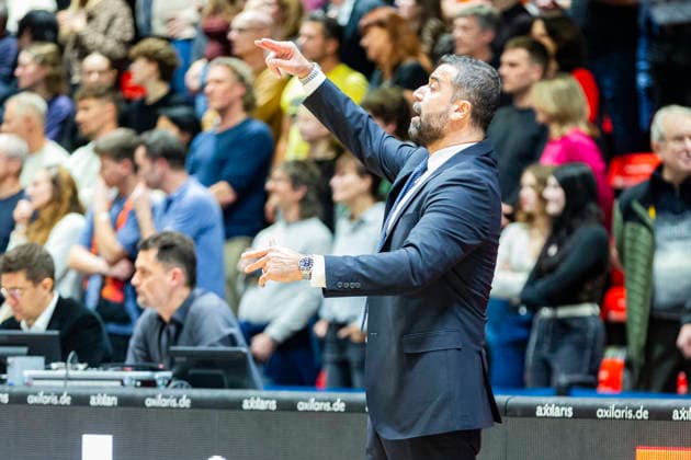 04.12.2025, xomx, Basketball EuroCup, Niners Chemnitz - Turk Telekom v.l. ERDEM CAN (Turk Telekom Ankara Head Coach) Chemnitz