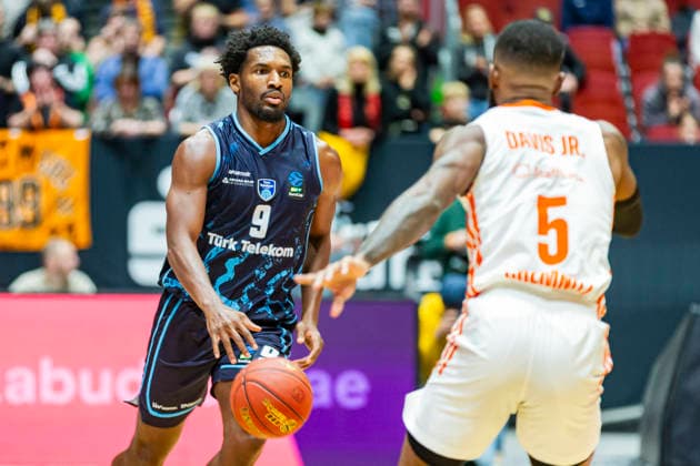 04.12.2025, xomx, Basketball EuroCup, Niners Chemnitz - Turk Telekom v.l. JALEEN SMITH (Turk Telekom Ankara) am Ball im Zweikampf mit Corey Davis Jr. (Niners Chemnitz) Chemnitz