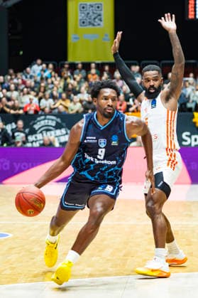 04.12.2025, xomx, Basketball EuroCup, Niners Chemnitz - Turk Telekom v.l. JALEEN SMITH (Turk Telekom Ankara) am Ball im Zweikampf mit Corey Davis Jr. (Niners Chemnitz) Chemnitz