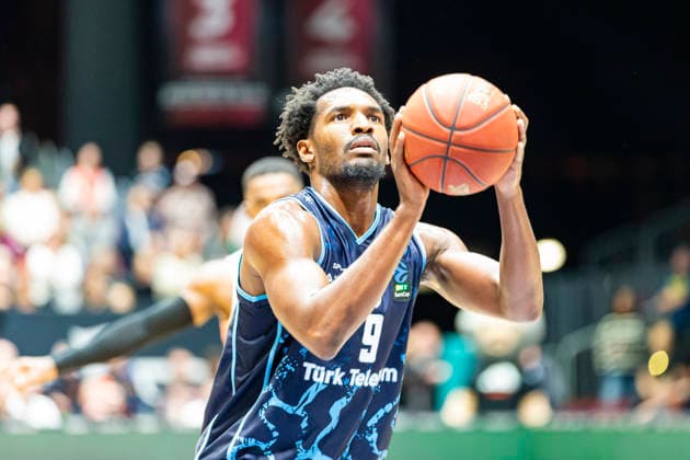 04.12.2025, xomx, Basketball EuroCup, Niners Chemnitz - Turk Telekom v.l. JALEEN SMITH (Turk Telekom Ankara). Portrait, Portraet, Am Ball. Chemnitz