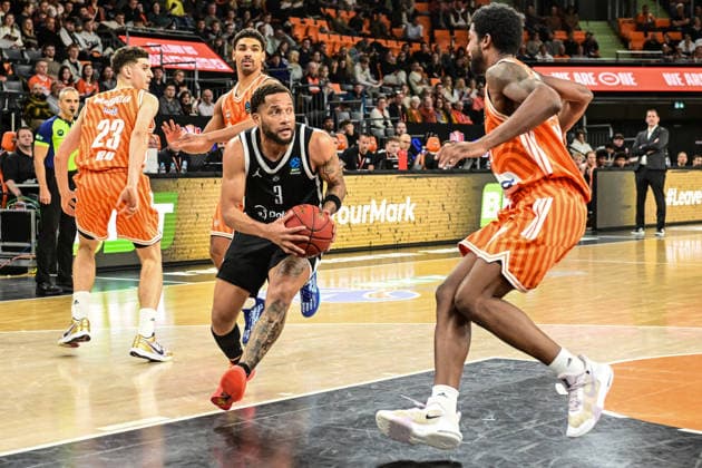 BKT Euro Cup; Ratiopharm Ulm gegen Dolomiti Energia Trento, Ratiopharm Arena Ulm 04.12.2025 DeVante Jones (Dolomiti Energia Trento, 3) gegen Malik Osborne (ratiopharm Ulm, 10) Ulm 04.12.2025 - 9. Spieltag BKT EuroCup, Ratiopharm Ulm gegen Dolomiti Energia Trento, Ratiopharm Arena Ulm Copyright: xBEAUTIFULxSPORTS Märklx