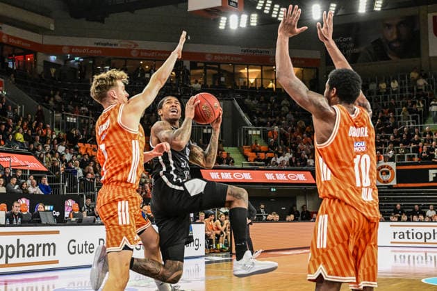 BKT Euro Cup; Ratiopharm Ulm gegen Dolomiti Energia Trento, Ratiopharm Arena Ulm 04.12.2025 Khalif Battle (Dolomiti Energia Trento, 99) gegen Tobias Jensen (ratiopharm Ulm, 7) und Malik Osborne (ratiopharm Ulm, 10) Ulm 04.12.2025 - 9. Spieltag BKT EuroCup, Ratiopharm Ulm gegen Dolomiti Energia Trento, Ratiopharm Arena Ulm Copyright: xBEAUTIFULxSPORTS Märklx