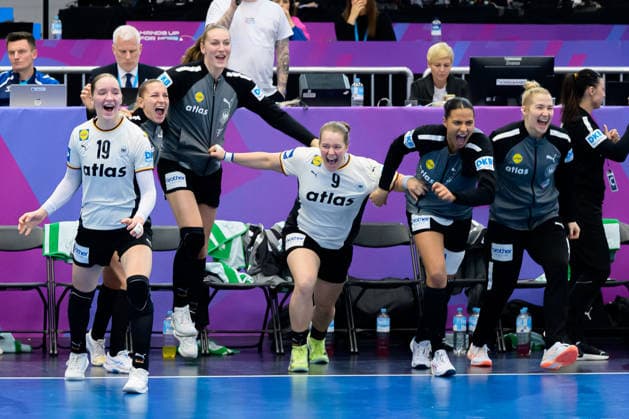 Handball, Frauen WM, Hauptrunde: Montenegro - Deutschland Nieke Kühne Kuehne (Deutschland), Jenny Behrend (Deutschland), Viola Leuchter (Deutschland), Lisa Antl (Deutschland), Aimee von Pereira (Deutschland), Torhueterin Katharina Filter (Deutschland) Schlussjubel Schlußjubel Emotion Freude Dortmund Westfalenhalle Nordrhein-Westfalen Deutschland