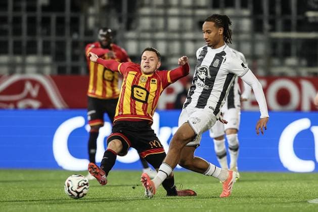 Mechelen s Kerim Mrabti and Charleroi s Etienne Camara fight for the ball during a soccer game between Sporting Charleroi and KV Mechelen, in the 1 8 final of the Croky Cup Belgian cup, Thursday 04 December 2025 in Charleroi. BRUNOxFAHY  x146503673x