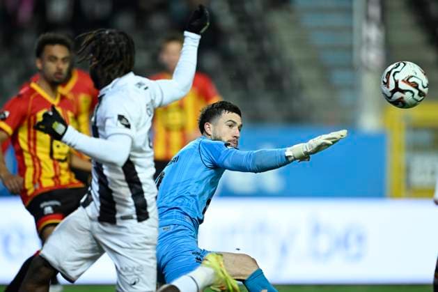 Sporting Charleroi v KV Mechelen - Belgian Croky Cup CHARLEROI, BELGIUM - DECEMBER 04 : Miras Nacho goalkeeper of KV Mechelen stops the ball during the Belgian Croky Cup round of 16 match between Sporting Charleroi and KV Mechelen on December 4, 2025 in Charleroi, Belgium, 04 12 2025 Charleroi Belgium  Copyright: xNicoxVereeckenx