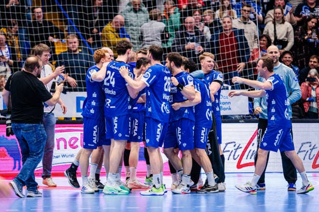 Die Mannschaft von TBV Lemgo Lippe jubelt freut sich nach 34:33 Sieg GER, TBV Lemgo Lippe vs. SG Flensburg-Handewitt, Handball, 1. Bundesliga, 15. Spieltag, Spielzeit 2025 2026, 04.12.2025 GER, TBV Lemgo Lippe vs. SG Flensburg-Handewitt, Handball, 1. Bundesliga, 15. Spieltag, Spielzeit 2025 2026, 04.12.2025 Lemgo Copyright: xEibner-Pressefoto JanxRollingerx EP_JSK