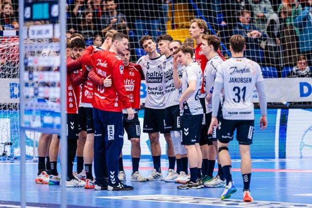 Die Mannschaft von SG Flensburg-Handewitt ist enttaeuscht traurig nach 34:33 Niederlage GER, TBV Lemgo Lippe vs. SG Flensburg-Handewitt, Handball, 1. Bundesliga, 15. Spieltag, Spielzeit 2025 2026, 04.12.2025 GER, TBV Lemgo Lippe vs. SG Flensburg-Handewitt, Handball, 1. Bundesliga, 15. Spieltag, Spielzeit 2025 2026, 04.12.2025 Lemgo Copyright: xEibner-Pressefoto JanxRollingerx EP_JSK