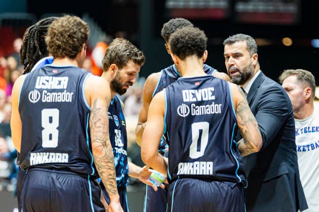 04.12.2025, xomx, Basketball EuroCup, Niners Chemnitz - Turk Telekom v.l. Spielerkreis, Mannschaftskreis, Abklatschen. KRIS BANKSTON (Turk Telekom Ankara), KYLE ALEXANDER (Turk Telekom Ankara), JORDAN USHER (Turk Telekom Ankara), MICHAEL JADEN DEVOE (Turk Telekom Ankara), ERDEM CAN (Turk Telekom Ankara Head Coach) Chemnitz