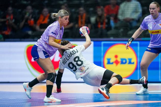 2025-12-04 Netherlands v Tunisia - IHF World Women s Handball Championship ROTTERDAM, NETHERLANDS - DECEMBER 4: Angela Malestein of the Netherlands, Soumaya Belhadj of Tunisia during the IHF World Women s Handball Championship match between Netherlands and Tunisia at Ahoy on December 4, 2025 in Rotterdam, Netherlands. Rotterdam Ahoy Netherlands Content not available for redistribution in The Netherlands directly or indirectly through any third parties. Copyright: xHenkxSeppenx