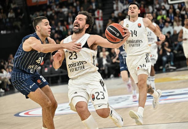 Anadolu Efes v Real Madrid - EuroLeague ISTANBUL, TURKIYE - DECEMBER 4: Cole Swider (21) of Anadolu Efes in action against Sergio Llull (23) of Real Madrid during EuroLeague week 14 basketball match between Anadolu Efes and Real Madrid at Basketball Development Center in Istanbul, Turkiye on December 4, 2025. Elif Ozturk Anadolu Istanbul Turkey. Editorial use only. Please get in touch for any other usage.  Copyright: x2025xAnadoluxElifxOzturkx