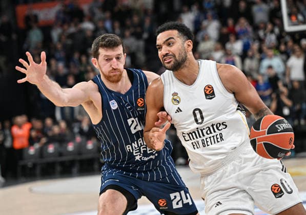 Anadolu Efes v Real Madrid - EuroLeague ISTANBUL, TURKIYE - DECEMBER 4: Ercan Osmani (L) of Anadolu Efes in action against Trey Lyles (0) of Real Madrid during EuroLeague week 14 basketball match between Anadolu Efes and Real Madrid at Basketball Development Center in Istanbul, Turkiye on December 4, 2025. Elif Ozturk Anadolu Istanbul Turkey. Editorial use only. Please get in touch for any other usage.  Copyright: x2025xAnadoluxElifxOzturkx