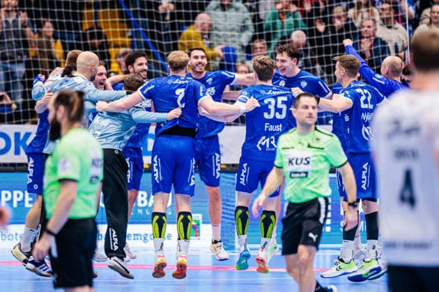 Sport Bilder des Tages Die Mannschaft von TBV Lemgo Lippe jubelt freut sich nach 34:33 Sieg GER, TBV Lemgo Lippe vs. SG Flensburg-Handewitt, Handball, 1. Bundesliga, 15. Spieltag, Spielzeit 2025 2026, 04.12.2025 GER, TBV Lemgo Lippe vs. SG Flensburg-Handewitt, Handball, 1. Bundesliga, 15. Spieltag, Spielzeit 2025 2026, 04.12.2025 Lemgo Copyright: xEibner-Pressefoto JanxRollingerx EP_JSK
