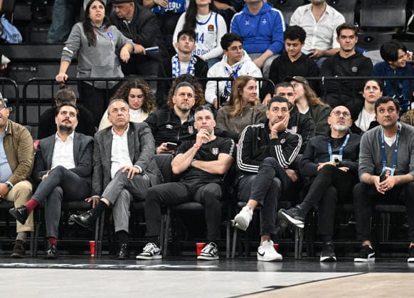 Anadolu Efes v Real Madrid - EuroLeague ISTANBUL, TURKIYE - DECEMBER 4: Head coach Dusan Alimpijevic of Besiktas watches the EuroLeague week 14 basketball match between Anadolu Efes and Real Madrid at Basketball Development Center in Istanbul, Turkiye on December 4, 2025. Elif Ozturk Anadolu Istanbul Turkey. Editorial use only. Please get in touch for any other usage.  Copyright: x2025xAnadoluxElifxOzturkx