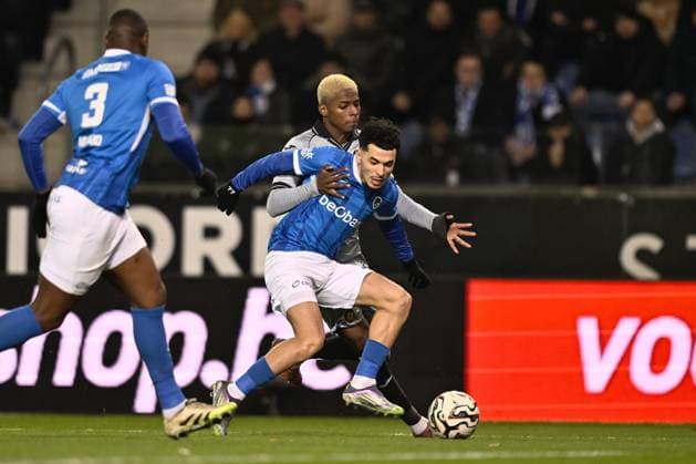 Anderlecht s Nilson Angulo and Genk s Zakaria El Ouahdi fight for the ball during a soccer game between KRC Genk and RSC Anderlecht, in the 1 8 final of the Croky Cup Belgian cup, Thursday 04 December 2025 in Genk. JOHAN EYCKENS JohanxEyckens  x146508135x