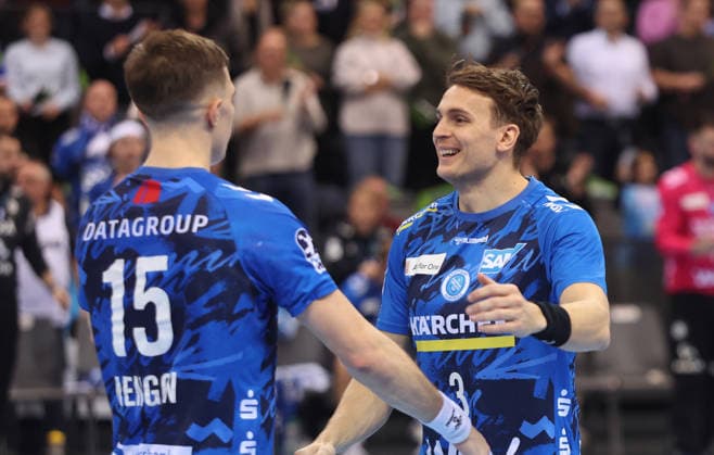 Stuttgart , Handball Daikin HBL Bundesliga TVB Stuttgart vs. HSG Wetzlar , von links: Simone Mengon Max Häfner ( TVB )