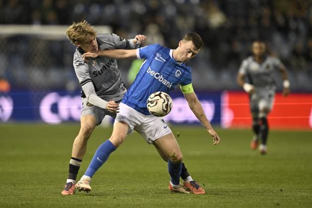 Anderlecht s Nathan De Cat and Genk s Bryan Heynen fight for the ball during a soccer game between KRC Genk and RSC Anderlecht, in the 1 8 final of the Croky Cup Belgian cup, Thursday 04 December 2025 in Genk. JOHAN EYCKENS JohanxEyckens  x146509021x