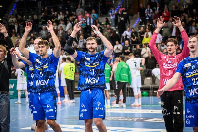 Jubel, Freude beim Team des TVB Stuttgart nach Heimsieg in Stuttgart, vlnr.: Lenny Rubin (TVB Stuttgart, 44), Antonio Serradilla (TVB Stuttgart, 05), Samuel Roethlisberger (TVB Stuttgart, 17), Luka Krnokapic (TVB Stuttgart, 01) Torben Matzken (TVB Stuttgart, 22) GER, TVB 1898 Stuttgart - HSG Wetzlar, DAIKIN HBL, Handball, Bundesliga, 11. Spieltag, Spielzeit 2025 2026, 04.12.2025 GER, TVB 1898 Stuttgart - HSG Wetzlar, DAIKIN HBL, Handball, Bundesliga, 11. Spieltag, Spielzeit 2025 2026, 04.12.2025 Stuttgart Copyright: xSandyxDinkelackerx EP_SDR