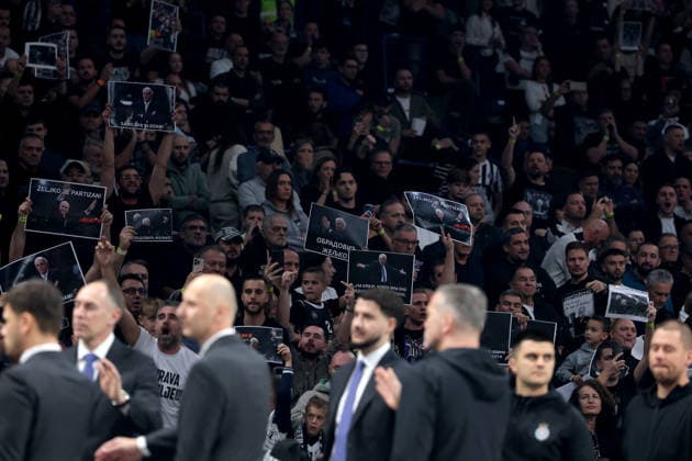Partizan v Bayern, Euroleague basketball, season 2025 2026, round 14 Belgrade, Serbia. 4th Dec, 2025. Partizan s supporters display pictures of Zeljko Obradovic ahead of the Euroleague basketball match between Partizan and Bayern Munich on December 4. 2025. in Belgrade, Serbia. Belgrade Serbia Copyright: xPedjaxMilosavljevic STARSPORTx