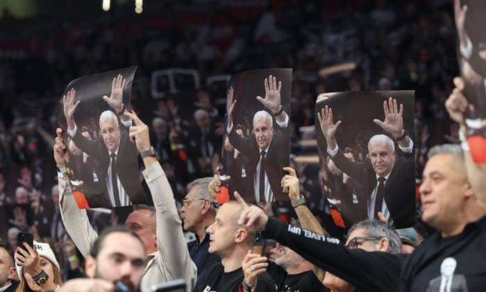 Partizan v Bayern, Euroleague basketball, season 2025 2026, round 14 Belgrade, Serbia. 4th Dec, 2025. Partizan s supporters display pictures of Zeljko Obradovic ahead of the Euroleague basketball match between Partizan and Bayern Munich on December 4. 2025. in Belgrade, Serbia. Belgrade Serbia Copyright: xPedjaxMilosavljevic STARSPORTx